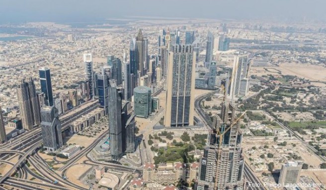 Blick von der Aussichtsplattform des Burj Khalifa: Dubai mit seinen Superlativen und den zahlreichen Flugverbindungen in Richtung Asien eignet sich gut für einen Zwischenstopp
