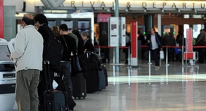 Passagiere am Flughafen Sydney: Australien stellt momentan keine Visa für Reisende aus Guinea, Liberia und Sierra Leone aus