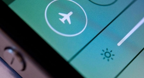 Passagiere dürfen Handys künftig auch im Flugzeug nutzen - wenn die Airline bestimmte Sicherheitsstandards überprüft hat