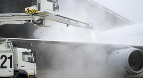 Sich im Winter um ausreichend Enteisungsmittel zu kümmern, ist Aufgabe der Airlines##Foto: Marc Tirl Sich im Winter um ausreichend Enteisungsmittel zu kümmern, ist Aufgabe der Airlines
