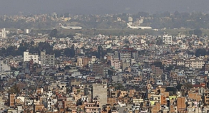 Der Flughafen in Kathmandu ist in Betrieb. Doch Reisende müssen sich gedulden. Passagierflugzeuge starten eingeschränkt