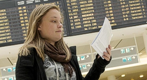 Am Flughafen gestrandet? Im Streitfall mit einer Airline können Fluggäste rechtlichen Beistand bei Onlineportalen suchen. Foto: Silke HeyerAm Flughafen gestrandet? Im Streitfall mit einer Airline können Fluggäste rechtlichen Beistand bei Onlineportalen suchen