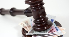 Das Amtsgericht Frankfurt sprach einem Paar je 400 Euro Ausgleich zu. Grund ist eine längere Verspätung wegen eines defekten Fliegers