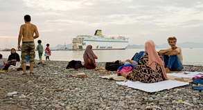 Flüchtlingskrise: Flüchtlinge und Touristen am Strand