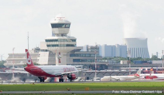 Flieger in den Urlaub: Für Pauschalreisen setzen Veranstalter auf verschiedene Airlines. Mit welcher Gesellschaft sie letztlich fliegen, wissen Urlauber manchmal erst am Flughafen