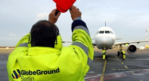 Flughafenmitarbeiter in Berlin-Tegel: Auf mehreren deutschen Flughäfen soll es am Dienstag Warnstreiks geben.