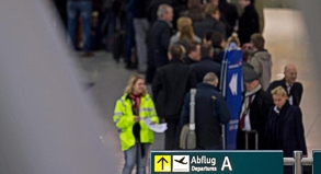 Warteschlange am Airport in Düsseldorf: Am größten Flughafen Nordrhein-Westfalens wurden zahlreiche Flüge ins In- und Ausland gestrichen.