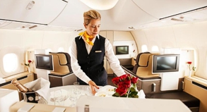 Blumen und Champagner: Lufthansa bietet seine First Class auf knapp 40 Flugrouten ab Frankfurt und München an
