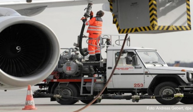 Ein Flugzeug muss immer mehr tanken, als es tatsächlich auf der Strecke verbraucht. Wie viel mehr, hat die Europäische Kommission geregelt