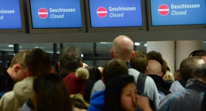 Wegen des Warnstreiks der Sicherheitsleute müssen Reisende am Flughafen von Frankfurt am Main mit Flugausfällen und langen Wartezeiten rechnen
