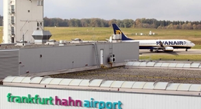 Der Prototyp für kreative Flughafennamen: Frankfurt-Hahn liegt 126 Kilometer von der namengebenden Großstadt entfernt.##Foto: Thomas Frey Kempten (dpa/tmn) Frankfurt-Hahn oder München-West - das klingt nach Großstadt, ist aber mitten in der Provinz.