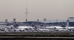 Am Frankfurter Flughafen soll es wegen Ebola vorerst keine auf stärkeren Sicherheitsmaßnahmen geben