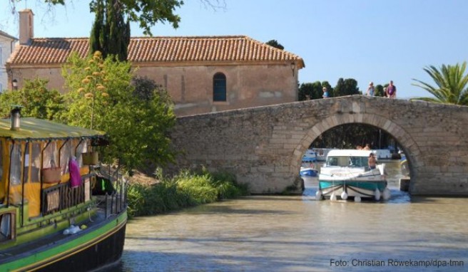 Enge Brückendurchfahrten erwarten Hausbooturlauber in Frankreich auf dem Canal du Midi - hier in Le Somail