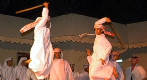 Traditionelle Tänzer bei einer Aufführung während eines Festivals in Muskat: Im Oman lässt sich die arabische Kultur entdecken.