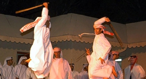 Traditionelle Tänzer bei einer Aufführung während eines Festivals in Muskat: Im Oman lässt sich die arabische Kultur entdecken.##Foto: Magdy Shazl Traditionelle Tänzer bei einer Aufführung während eines Festivals in Muskat: Im Oman lässt sich die arabische Kultur entdecken.