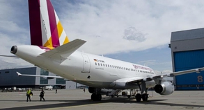 Neues Design: Die ersten 21 von 36 Germanwings-Maschinen sind bereits umlackiert.##Foto: Nicolas Armer Neues Design: Die ersten 21 von 36 Germanwings-Maschinen sind bereits umlackiert.