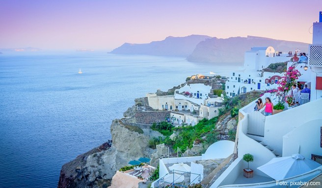 Gute Nachrichten für die Souvenirhändler: Griechenland wird als Pauschalreiseziel wichtiger - Urlaubsziele wie die Insel Santorin ziehen immer mehr deutsche Gäste an
