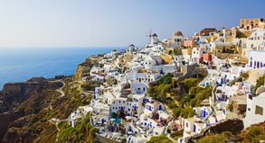 Die griechischen Inseln wie etwa Santorin locken wieder viele deutsche Urlauber an - der Schuldenstreit der Regierung ändert daran nichts
