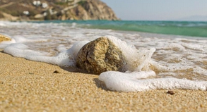 Strand auf Mykonos: Griechenland will auch mit anderen Dingen außer Sonne und Meer Urlauber locken - etwa mit seiner Kulinarik oder der Kreativszene Athens