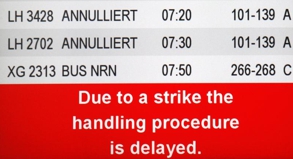 Am Düsseldorfer Flughafen und auch in Hamburg wird an diesem Donnerstag erneut gestreikt.##Foto: Roland Weihrauch Am Düsseldorfer Flughafen und auch in Hamburg wird an diesem Donnerstag erneut gestreikt.