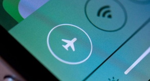 Fluggäste können vielleicht schon bald während Start und Landung elektronische Geräte nutzen - allerdings nur im Flugmodus##Foto: Franziska Koark Fluggäste können vielleicht schon bald während Start und Landung elektronische Geräte nutzen - allerdings nur im Flugmodus