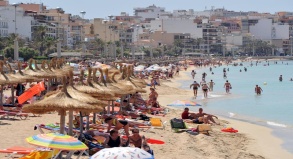 Touristen am Strand von Arenal: Die spanische Ferieninsel Mallorca erlebt in diesem Sommer einen Rekordandrang.
