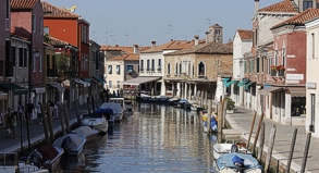 Ein komplett ausgestattetes Haus am Wasser in Venedig. An verschiedenen Urlaubsorten finden sich Haustauscher
