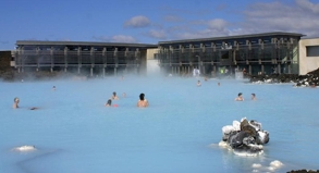 Zwischenstopp in Island: Das Naturbad »Blue Lagoon« mit seinen heißen Quellen liegt nur 20 Minuten vom Flughafen Keflavik entfernt.##Foto: Blue Lagoon/dpa/tmn