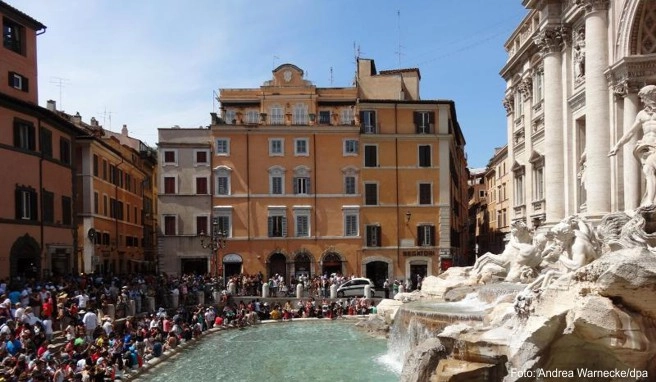 Menschenmassen am Trevi-Brunnen: Vor allem Kurzurlauber sollten hinterfragen, ob sie sich wirklich den Stress antun wollen. Menschenmassen am Trevi-Brunnen: Vor allem Kurzurlauber sollten hinterfragen, ob sie sich wirklich den Stress antun wollen.