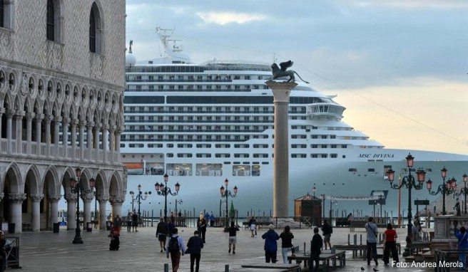 Kreuzfahrtkolosse vor dem Markusplatz in Venedig sollen bald der Vergangenheit angehören . 