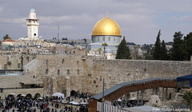 Die Klagemauer und der Felsendom in der Altstadt von Jerusalem - das Gebiet rund um den Tempelberg ist für Touristen nicht ganz sicher, es kommt dort immer mal wieder zu Ausschreitungen