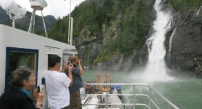 Von März bis September können Touristen auf den kanadischen Frachtschiffen mitfahren.