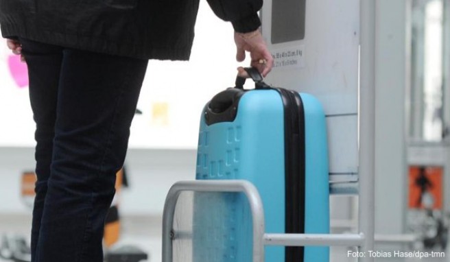 Reisende können am Flughafen testen, ob ihr Handgepäck die richtigen Abmessungen hat. Wer Stress und einen möglichen Aufpreis vermeiden will, checkt dies besser schon zu Hause