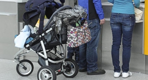 Um Kindern im Flieger den Druckausgleich zu erleichtern, geben Eltern in der Start- und Landephase am besten die Flasche##Foto: Tobias Hase Um Kindern im Flieger den Druckausgleich zu erleichtern, geben Eltern in der Start- und Landephase am besten die Flasche