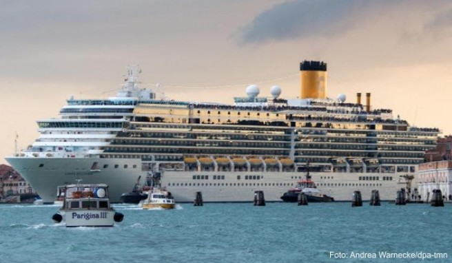 Das Kreuzfahrtschiff »Costa Deliziosa« durchquert die Lagune von Venedig - die Buchung einer Seereise ist im Reisebüro oder über ein Kreuzfahrtportal im Internet möglich. Beides hat Vor- und Nachteile