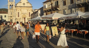 Ein kühles Bier auf dem Hauptplatz der kroatischen Insel Hvar - das ist tabu. Der örtliche Tourismusverband verweist Besucher zum Alkoholtrinken in Gaststätten