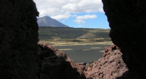 Der Payún Matrú im Hintergund ist der berühmteste Vulkan der schwarzen Wüste.