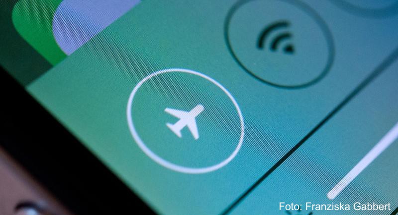 Ist der Flugmodus angeschaltet, macht das Smartphone im Flugzeug keine Probleme mehr? Weit gefehlt: die enthaltenen Lithium-Batterien können überhitzen