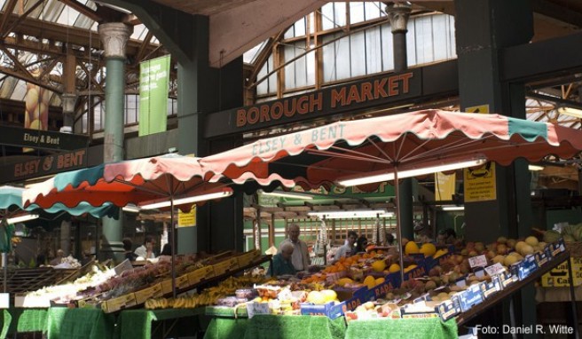 Der Borough Market ist einer der ältesten Lebensmittelmärkte Londons und zieht durch sein vielfältiges Sortiment Touristen und Ortsansässige an