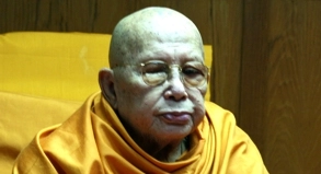 Der 116-jährige Mönch Luang Pu Supha bei einem Tempelempfang.##Foto: Manfred Sobottka Der 116-jährige Mönch Luang Pu Supha bei einem Tempelempfang.