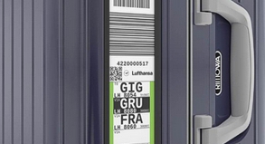 So sieht der elektronische »Gepäckanhänger« aus, den Lufthansa und Rimowa entwickelt haben - wobei es sich natürlich gar nicht um einen Anhänger handelt, sondern um ein Datenmodul. Der Papierklebestreifen am Koffer könnte damit zukünftig ersetzt werden