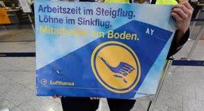 Es wird wieder gestreikt: Am Montag müssen sich Lufthansa-Passagiere auf Flugausfälle und lange Wartezeiten einstellen.##Foto: Arne Dedert Es wird wieder gestreikt: Am Montag müssen sich Lufthansa-Passagiere auf Flugausfälle und lange Wartezeiten einstellen.