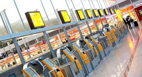 Leere Check-In-Schalter der Lufthansa am Flughafen in München: Die Piloten werden dort am Mittwoch ihre Arbeit niederlegen