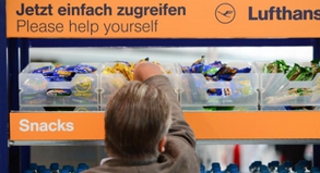 Getränke und Snacks für Flugreisende: Wer wegen eines Streiks länger wartet, muss von der Fluggesellschaft versorgt werden. ##Foto: Arne Dedert Getränke und Snacks für Flugreisende: Wer wegen eines Streiks länger wartet, muss von der Fluggesellschaft versorgt werden