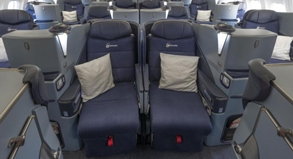Vor allem bei Paaren beliebt: Die neue Business Class von Air Berlin bietet eine Art Separee, in dem sich die Sitze zu einem 1,82 Meter langen Bett ausfahren lassen