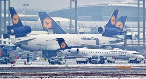 Nichts ging mehr: Wegen starken Schneeunwetters wurde der Betrieb am Frankfurter Flughafen vorübergehend geschlossen.##Foto: Boris Roessler Nichts ging mehr: Wegen starken Schneeunwetters wurde der Betrieb am Frankfurter Flughafen vorübergehend geschlossen.