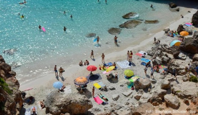 Ungetrübtes Badevergnügen: Das Interesse an Sommerurlaub auf Mallorca ist nach Angaben führender Reiseveranstalter auch 2017 groß