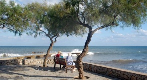 Bank mit Meerblick in Cala Millor: Mallorquinerinnen treffen sich zum Plaudern in der Sonne. 