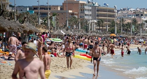 Volle Strände auf Mallorca: Der Massentourismus macht der Insel zu schaffen