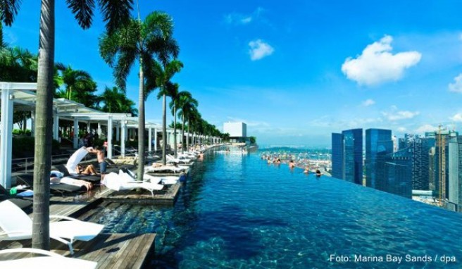 Der Infinity Pool des »Marina Bay Sands« in Singapur ist ein vielgeteiltes Fotomotiv in den sozialen Netzwerken. Viele Gäste kommen nur eine Nacht wegen des Pools in das Hotel